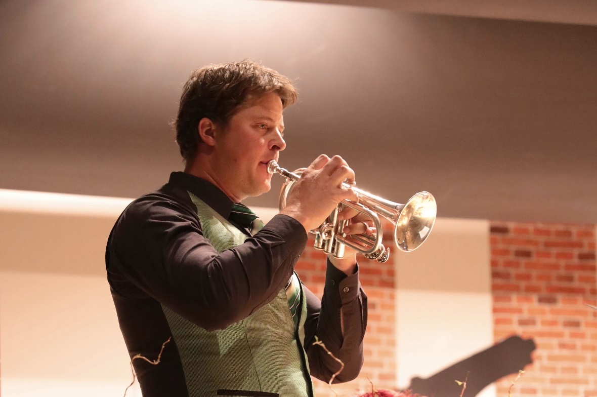 Stephan Rösti, am Soprano Cornet, spielt das Thema «Miss Marple».