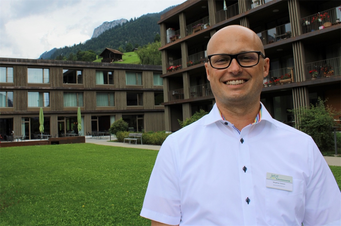 Neuer Geschäftsführer im Alterswohnen Stephan Simon, Geschäftsführer der «jetzt Niedersimmental AG», am Standort in Erlenbach.