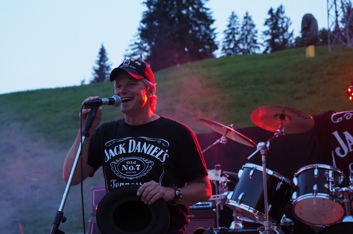 Stephan Zeller kündigt die Première an und heizt das Publikum auf.