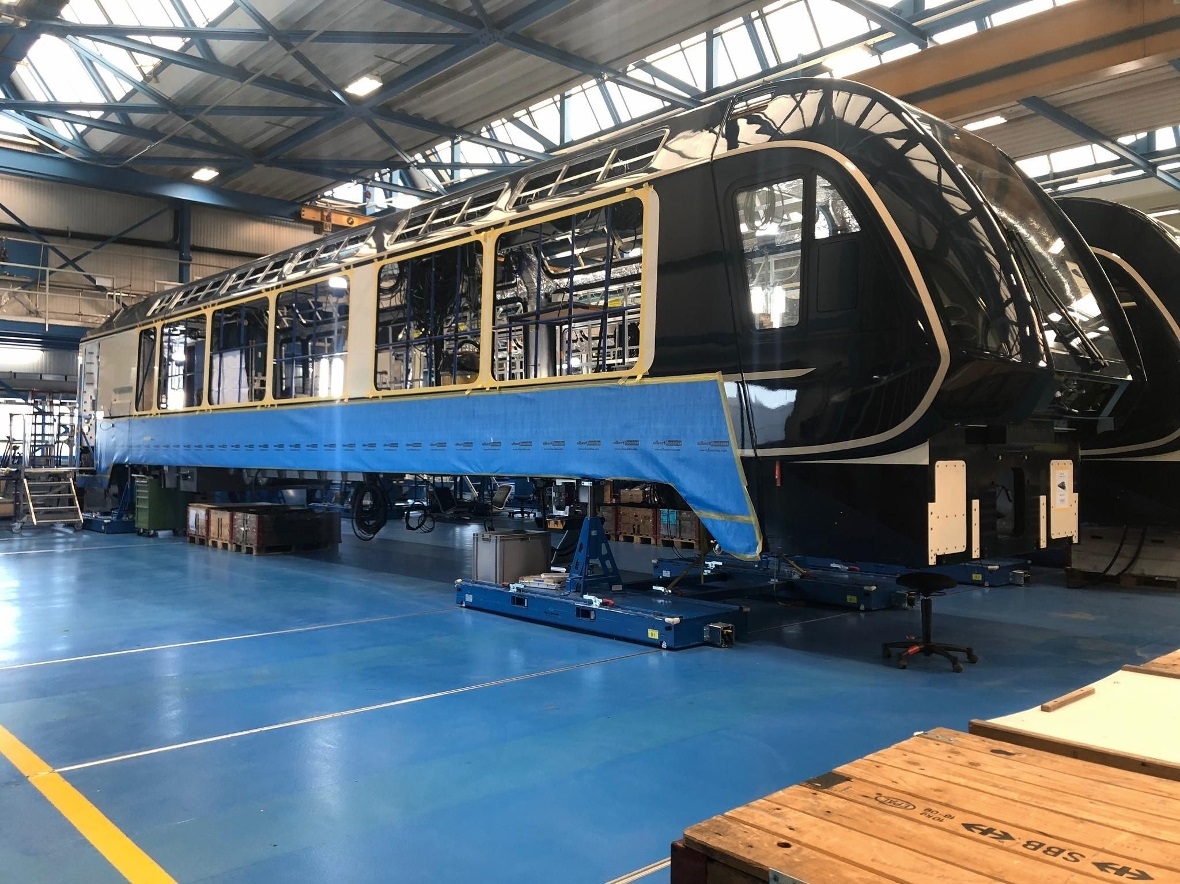 Steuerwagen des neuen GoldenPass-Express in den Fertigungshallen von Stadler Rai...