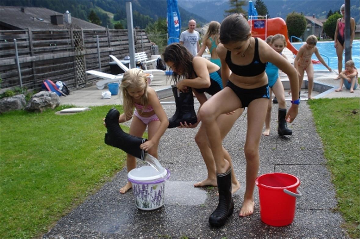 Stiefelstaffette im Wallbachbad