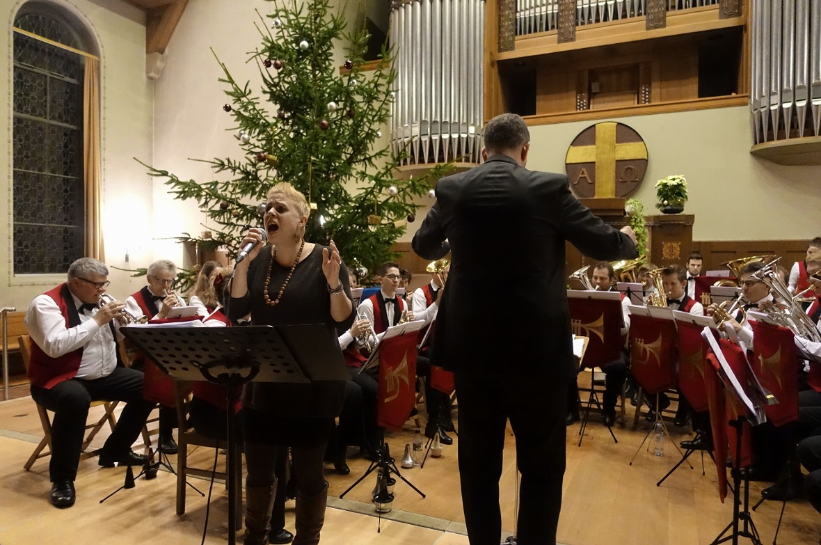 Stimmgewaltig sang sich Barbara Meister-Moser zusammen mit dem Simmentaler Brass...