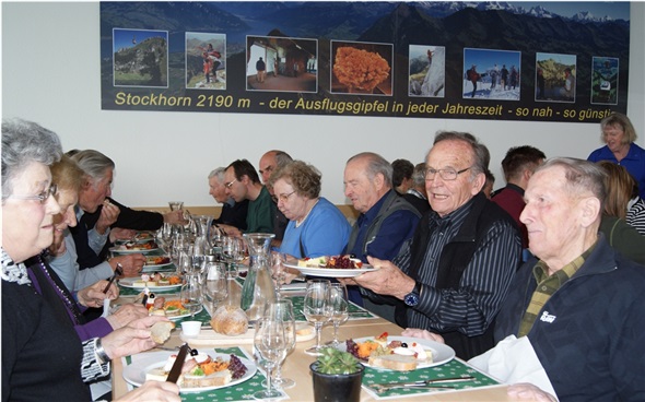 Stockhorn-Teller statt eine Dividende: Gutgelaunte AktionärInnen an der GV der Stockhornbahn im Panoramarestaurant auf 2190 m über Meer.