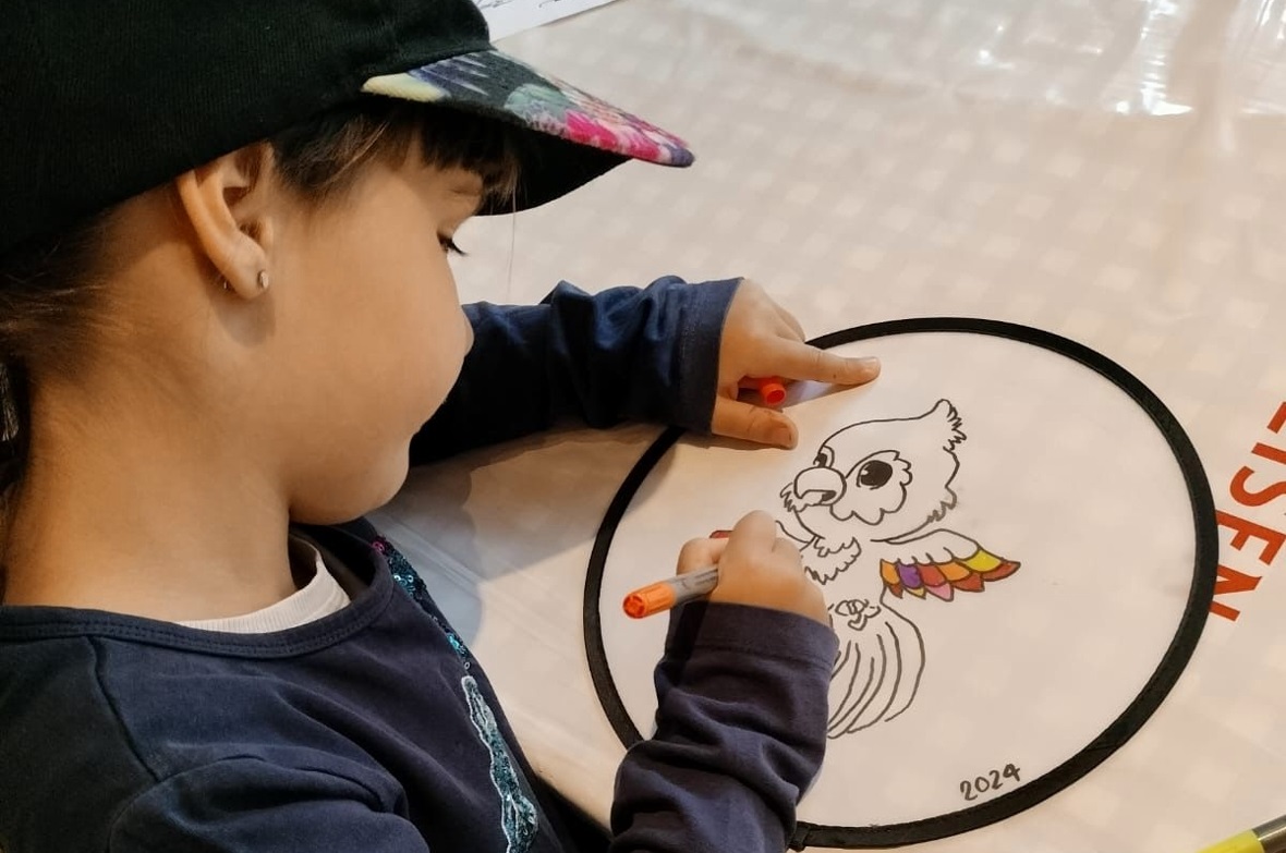 Stofffrisbee bemalen.