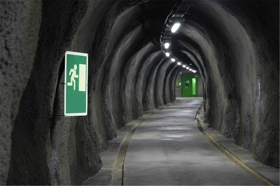 Stollenmitte mit Blick Richtung Ausgang.