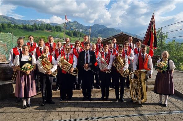 Stolz in neuer Uniform: die Musikgesellschaft Oberwil im Simmental.