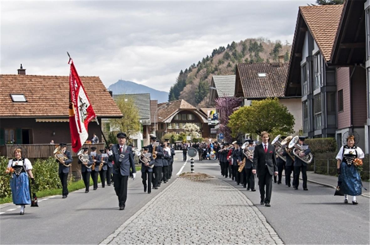 Stolz präsentierte die Musikgesellschaft Wimmis am grossen Festumzug durch Wimmi...