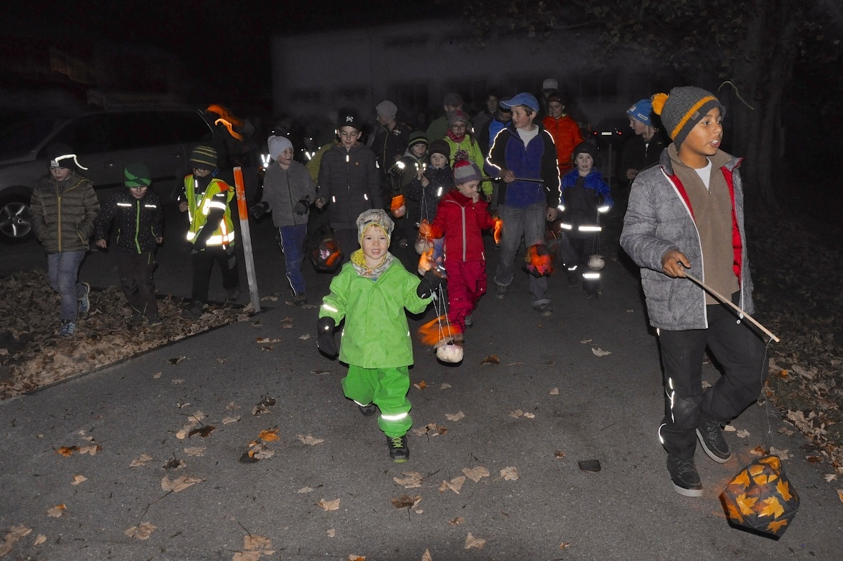 Stolz und zufrieden machen sich die Laternen- und Räbeliechtliträger auf ins Gry...