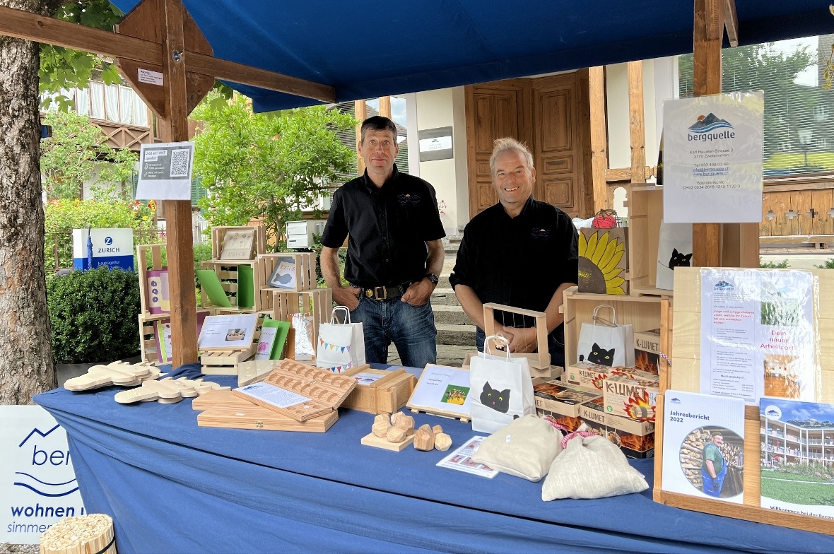 Stolz zeigen die fleissigen Arbeiter der Bergquelle ihre Produkte.