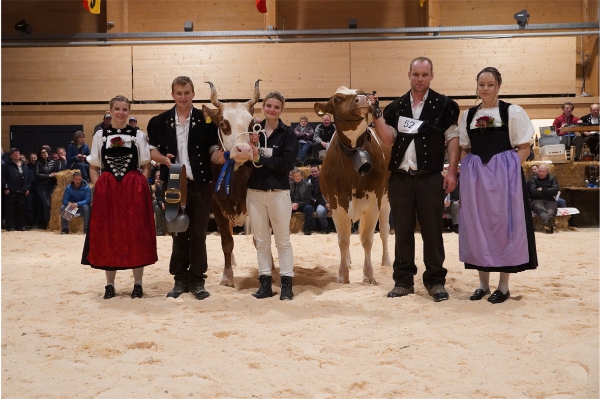 Stolze Eigentümerinnen und Eigentümer: links Miss SF Pandora mit Björn und Angel...