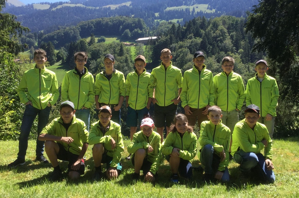 Stolze Jungschützen in neuen Jacken mit Vereinslogo, Schützenverein Diemtigen.