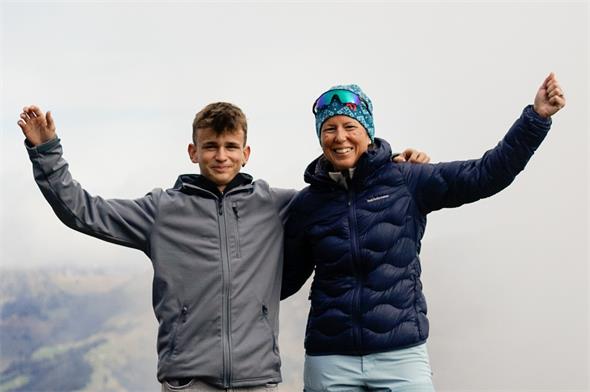 Stolze Tagessieger: Jonas Zeller aus Zweisimmen und Cécile Kohler aus St. Stephan.