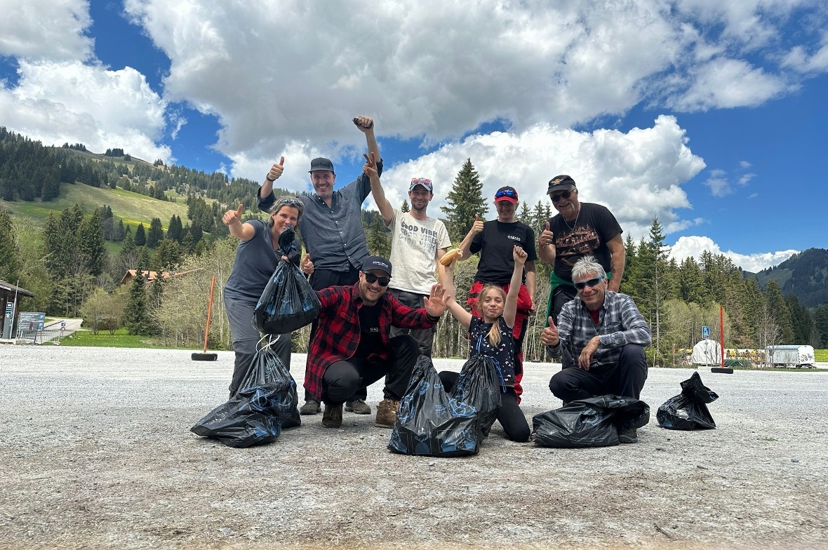Stolze und erfreute Gesichter bei den Teilnehmenden am diesjährigen Pisten-Clean-Up der Klimagruppe Simme-Saane.