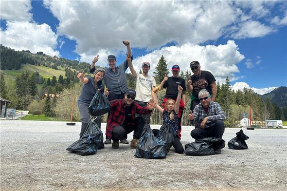 Stolze und erfreute Gesichter bei den Teilnehmenden am diesjährigen Pisten-Clean-Up der Klimagruppe Simme-Saane.