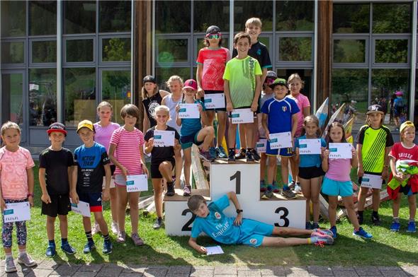 Strahlende Gesichter auf den Podestplätzen der sechs Kategorien.