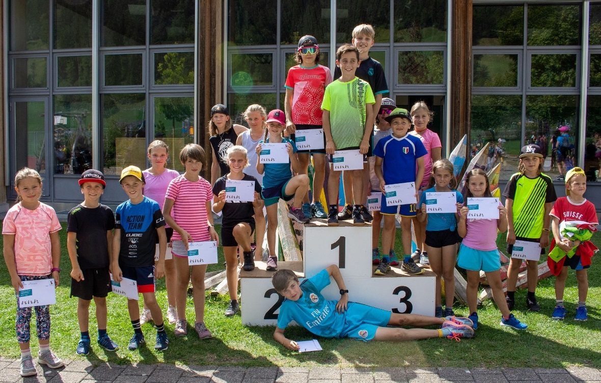 Strahlende Gesichter auf den Podestplätzen der sechs Kategorien.