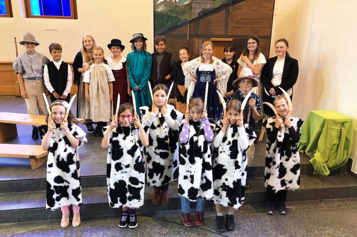 Strahlende Gesichter bei den Darstellerinnen und Darstellern des Heidi-Musicals.