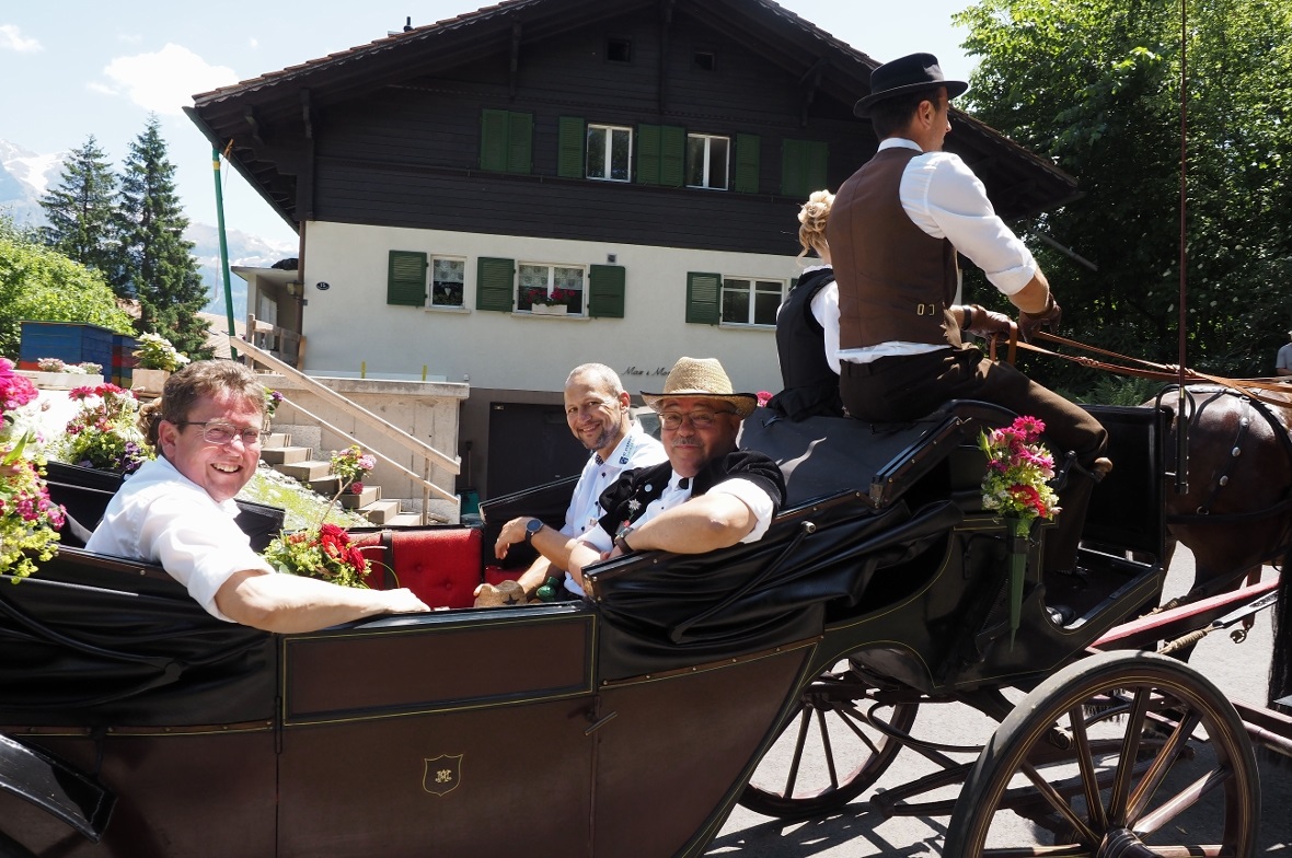 Strahlende Gesichter beim Festumzug: Bundesrat Albert Rösti mit den Gemeindepräsidenten Patrick Aegerter von St. Stephan und René Müller aus der Lenk.