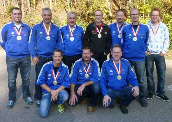 Strahlende Gewinner der Schweizerischen Sektionsmeisterschaft: Mike Burri, Christoph Krebs, Beat Zahler (kniend), Daniel Ryhn, Hermann Rösti, Christian Perren, David Kurzen, Erich Rufener, Stefan Zahler und Florian Kurzen (stehend).