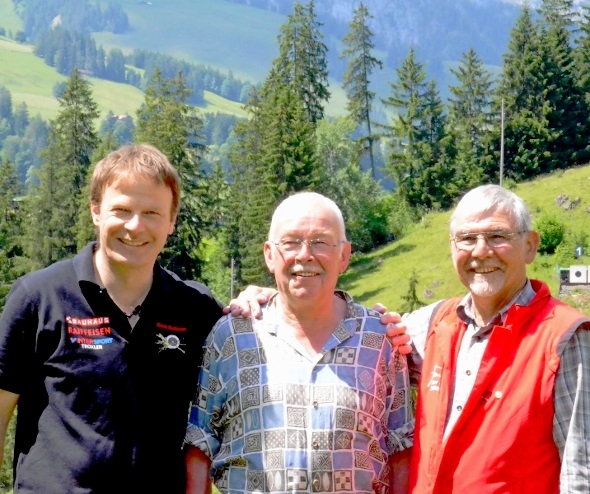 Strahlende Schützen auf dem Podest des 1. Almi-Cup. Von links der 2. Erich Rufener, St. Stephan, Cupsieger Paul Ueltschi und Fritz Leuzinger als 3. beide Zweisimmen-Schützen.