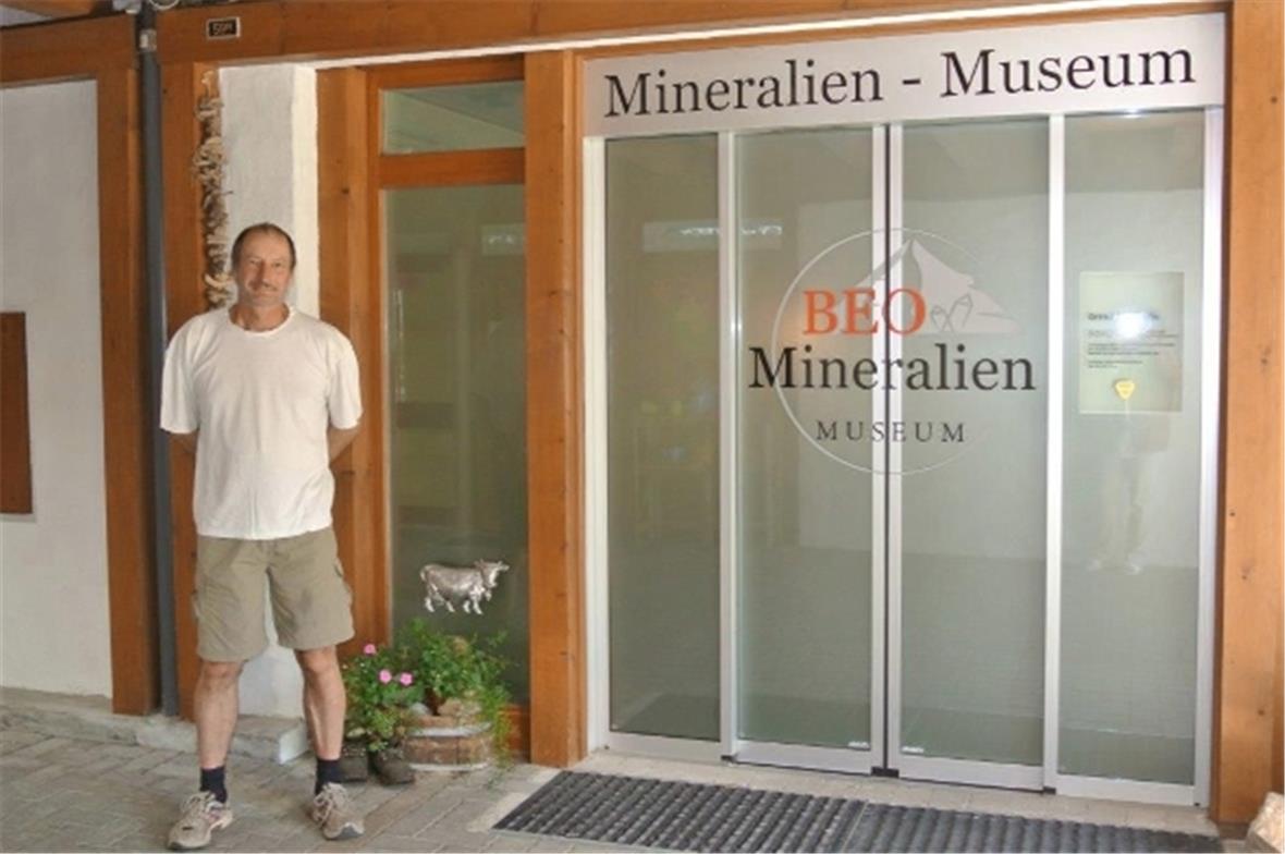 Strahler Rudolf Messerli vor den neuen Ausstellungsräumen in der ehemaligen Kant...