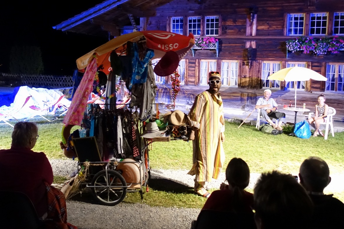 Strandverkäufer Bubu (Nicolai Dhilfalli) wickelt seine Kunden am italienischen S...