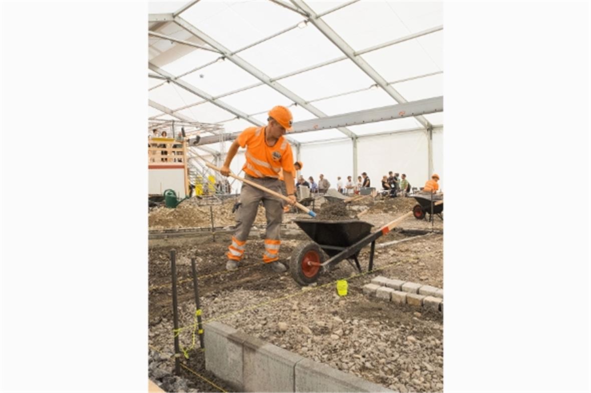Strassenbauer Pascal Studer auf der SwissSkills Baustelle.