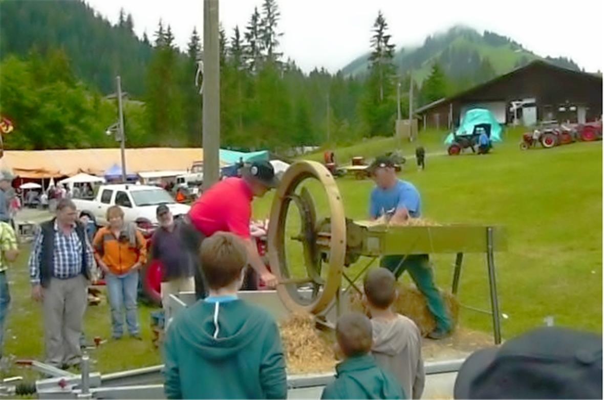 Strohschrotmaschine mit Menschenkraft betrieben.