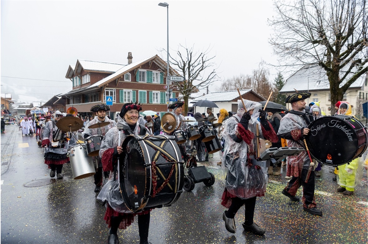 Sujets der Diemtigtaler Fasnacht 2026: Kreative, farbenfrohe Umsetzungen entlang...