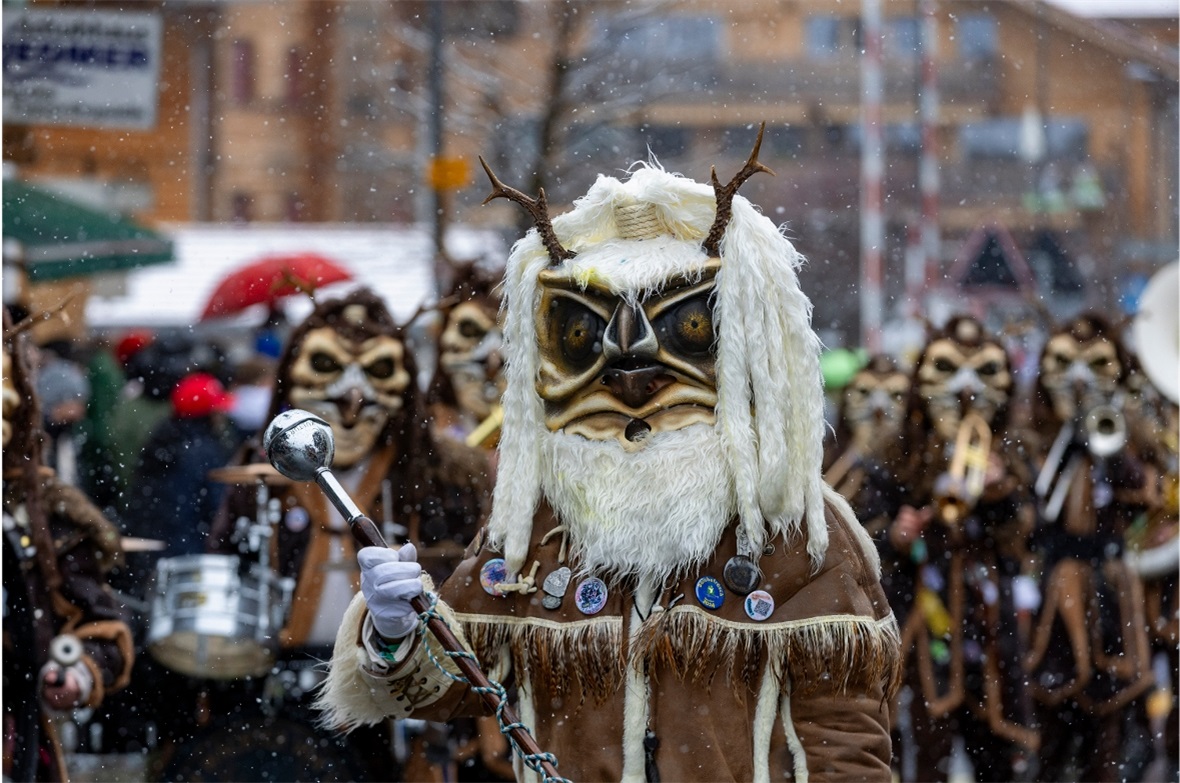 Sujets der Diemtigtaler Fasnacht 2026: Kreative, farbenfrohe Umsetzungen entlang...