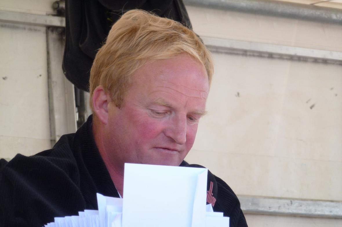 Sumi Hansueli, Präsident des OK, bewältigt den Papierkram.