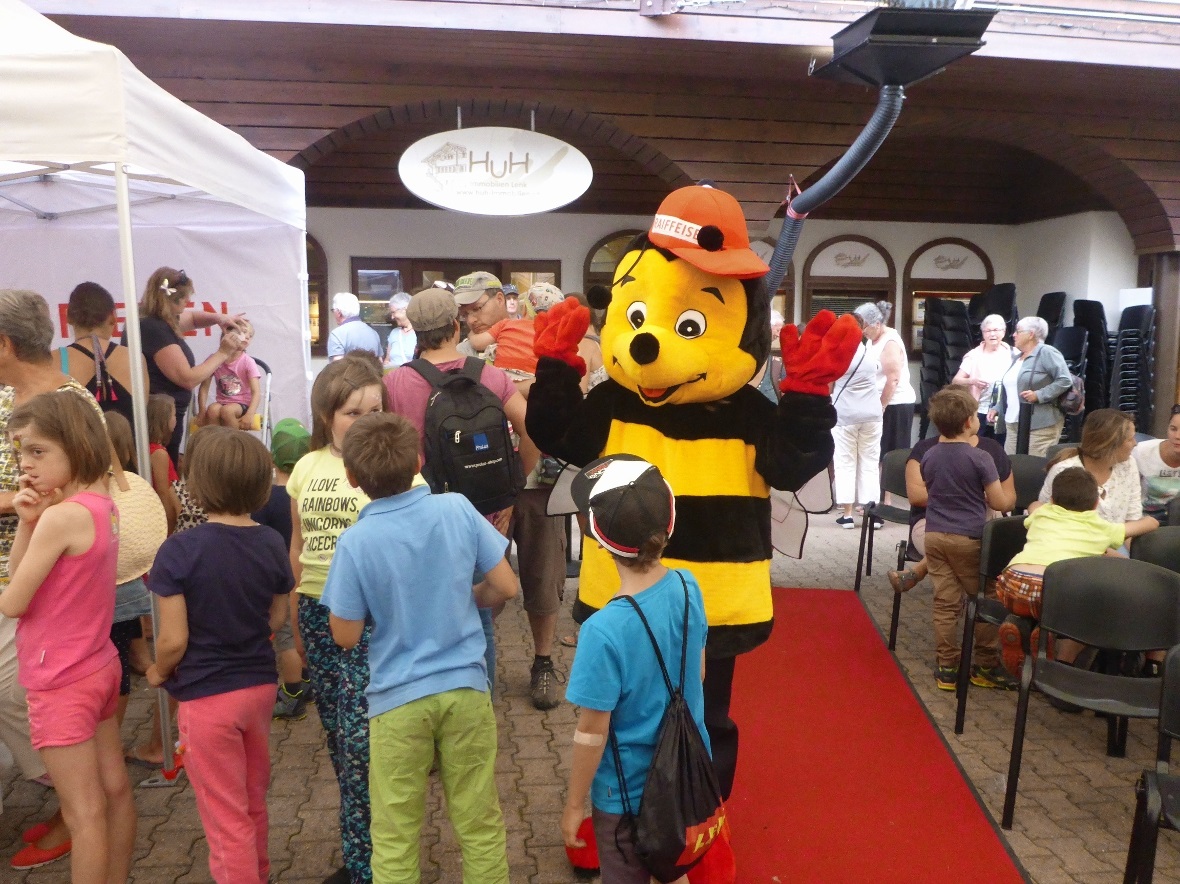 Sumsi begrüsst die kleinen Gäste.