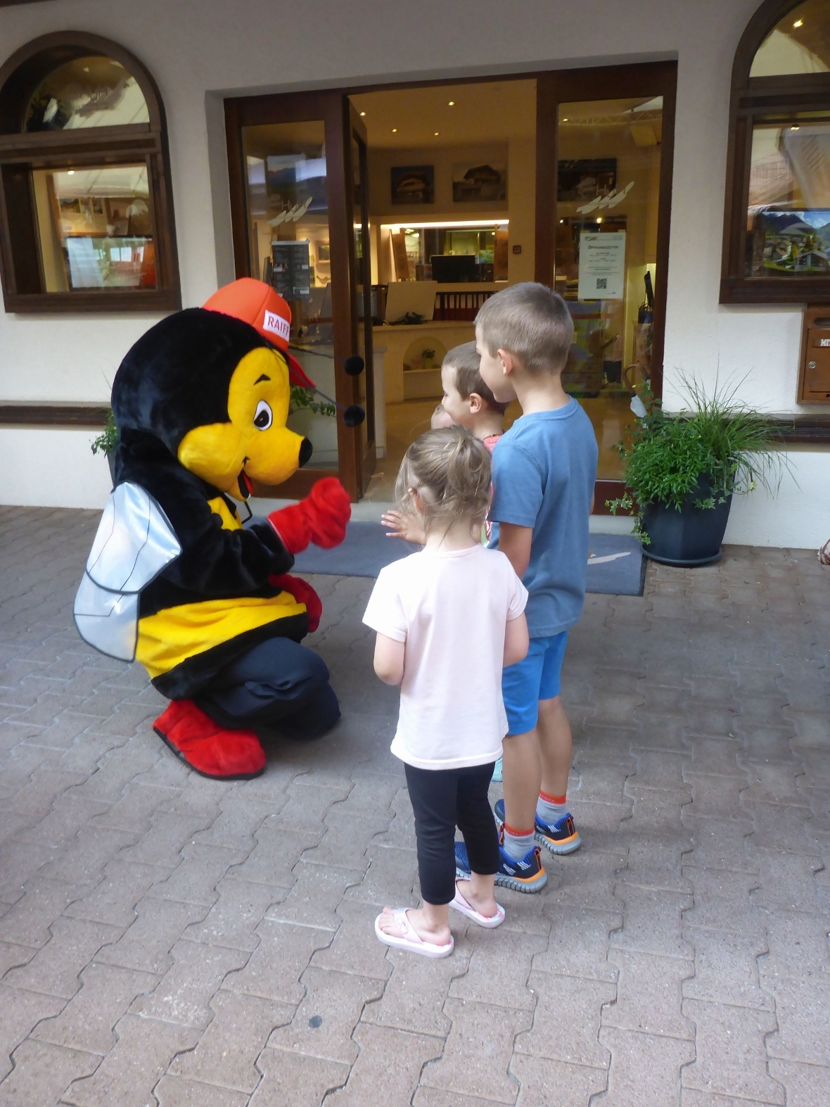 Sumsi begrüsst die kleinen Gäste.