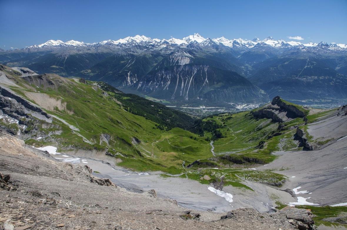 Super Aussicht vom Lenker Grenzberg Faverges auf die neue Gemeinde Crans-Montana. Weil damals Walliser nach dem Viehdiebstahl von den Lengger Wybern bös auf den Deckel gekriegt haben, sömmern im saftigen Grün noch heute Ehringer und nicht Simmentaler.