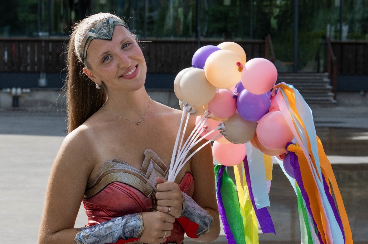 Super Woman verteilte fleissig an alle Ballons 