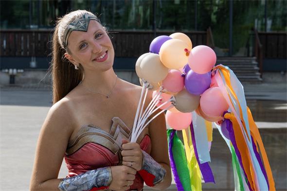 Super Woman verteilte fleissig an alle Ballons 