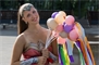 Super Woman verteilte fleissig an alle Ballons 