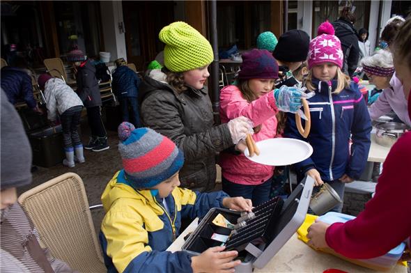 Suppe schöpfen, Würste ausgeben und Kasse machen – die drei Posten der Kinder an den Verkaufstischen.