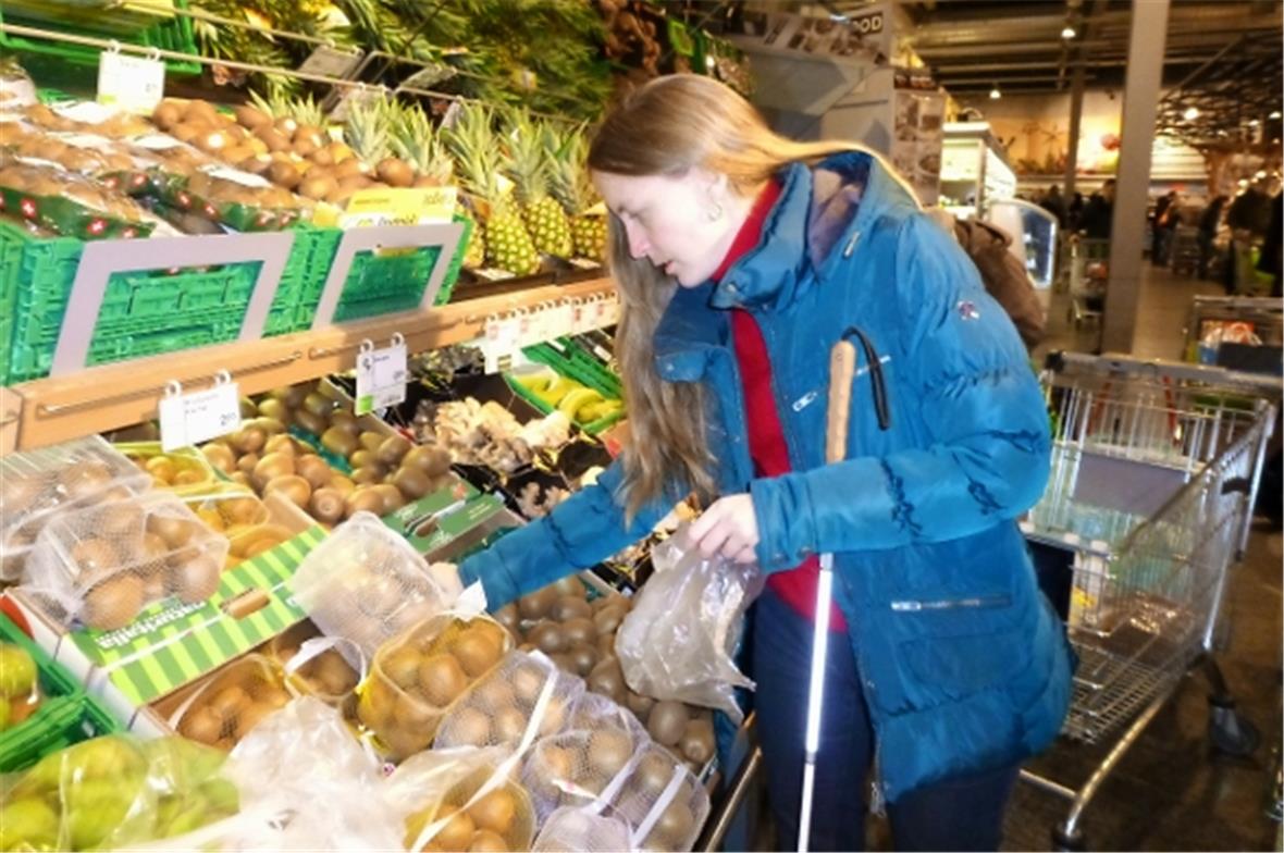Susanne Gasser beim Einkaufen.