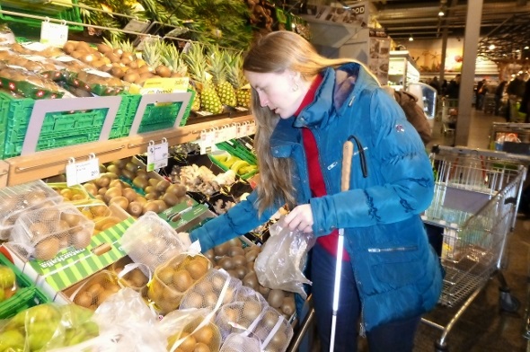 Susanne Gasser beim Einkaufen.