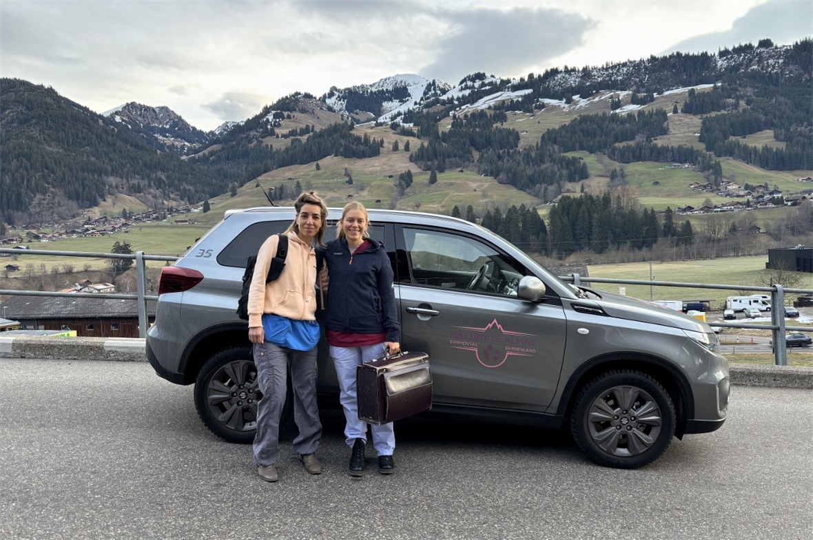 Susanne Reber, Co-Betriebsleitung/Hebamme BSc, und Simona Casty, Studierende Hebamme BSc, können in Zukunft auf das neue Fahrzeug bei ihrer Arbeit zurückgreifen.