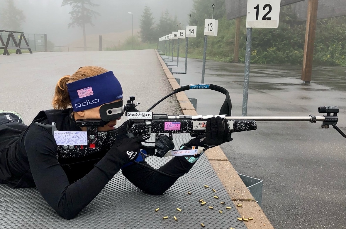 Susi Meinen am Montagmorgen früh auf dem Bundesstützpunkt am Notschrei bereits wieder beim Training – erstmals mit ihren Gönnern auf dem frisch gemalten Sportgerät im weissen Feld mit dem Aufdruck «Ihr machts möglich – merci» drauf.