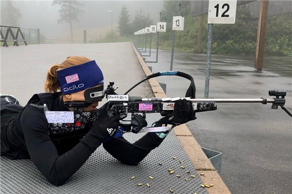 Susi Meinen am Montagmorgen früh auf dem Bundesstützpunkt am Notschrei bereits wieder beim Training – erstmals mit ihren Gönnern auf dem frisch gemalten Sportgerät im weissen Feld mit dem Aufdruck «Ihr machts möglich – merci» drauf.