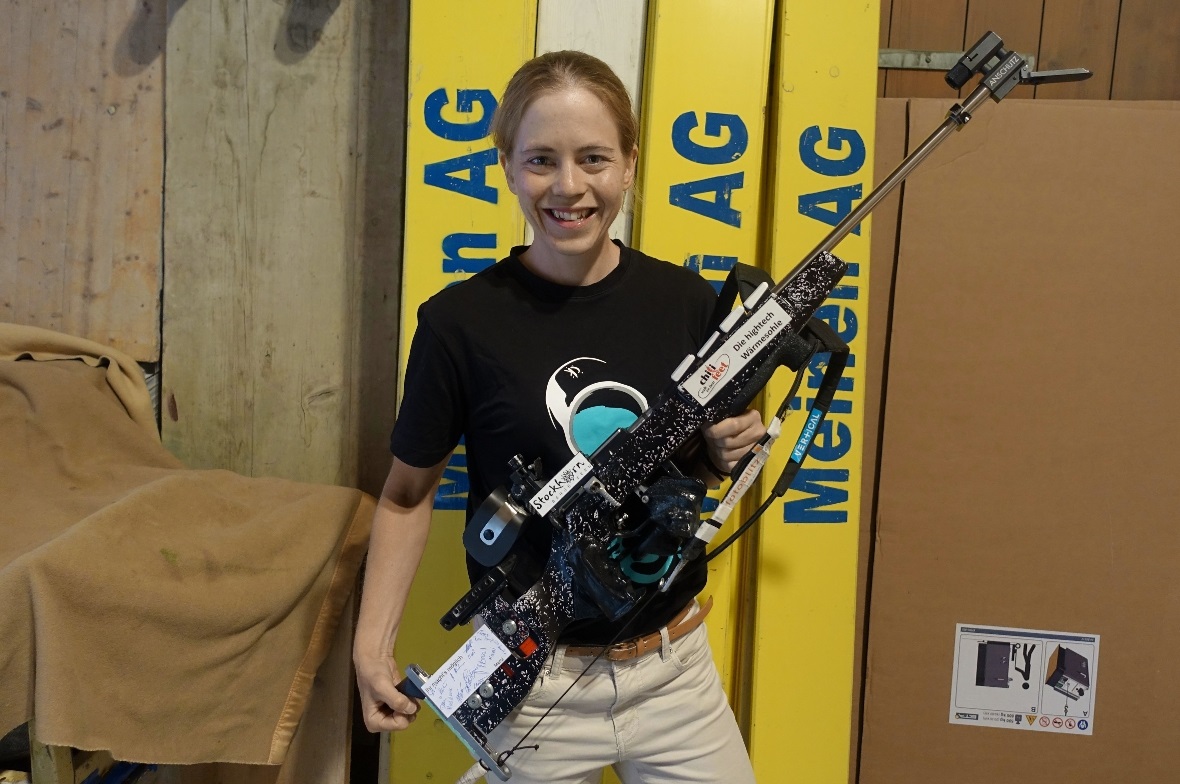 Susi Meinen freut sich über alle Sponsoren, die im weissen Bereich auf ihrem Spo...