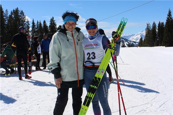 Susi Meinen war im Rennen ohne Zeitmessung und Rangliste die schnellste im Marathon und hat zur Freude von OK-Präsidentin Sonja Kurth schönste Langlaufgeschichte geschrieben.