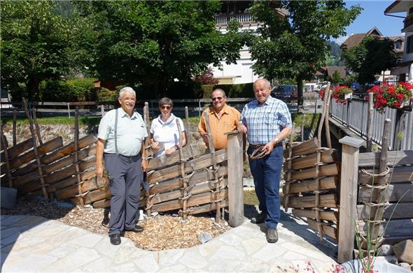 Suzanne und Alfred Klossner (Mitte) freuen sich mit den Erbauern Ernst Pfeuti (links) und Bruno Kummer über den geglückten Ringzaun.