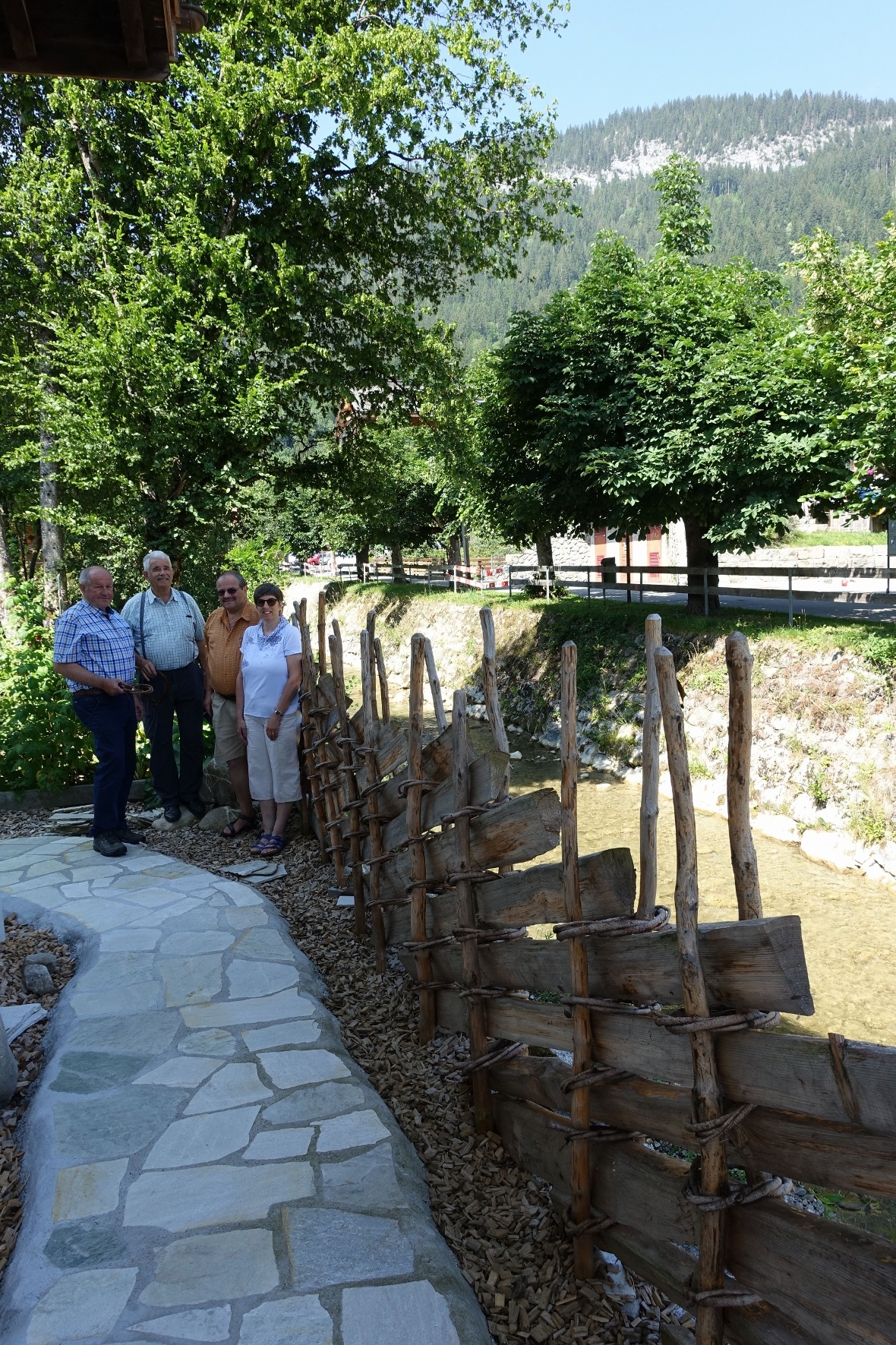 Suzanne und Alfred freuen sich mit den Erbauern Bruno Kummer und Ernst Pfeuti üb...
