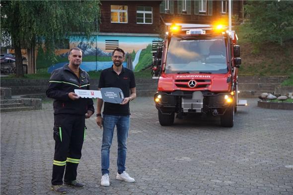 Symbolische Schlüsselübergabe von Marco Schär der Vogt AG an Feuerwehrkommandant Adrian Stucki.