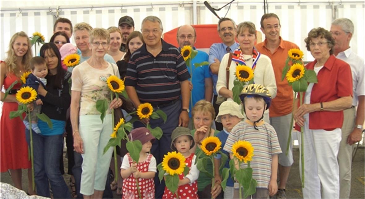 Sympathisch: Die Gemeinde Wimmis hiess ihre kleinen und grossen NeuzuzügerInnen auch an der neu gestalteten Bundesfeier mit Sonnenblumen willkommen.