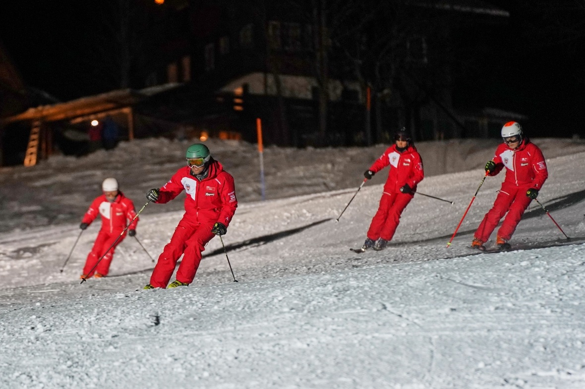 Synchron-Fahren der Skilehrer.